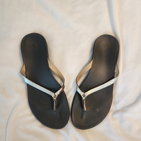 OluKai Shoes - Olukai womens size 11 Ho'opio leather arch support metallic strap sandals